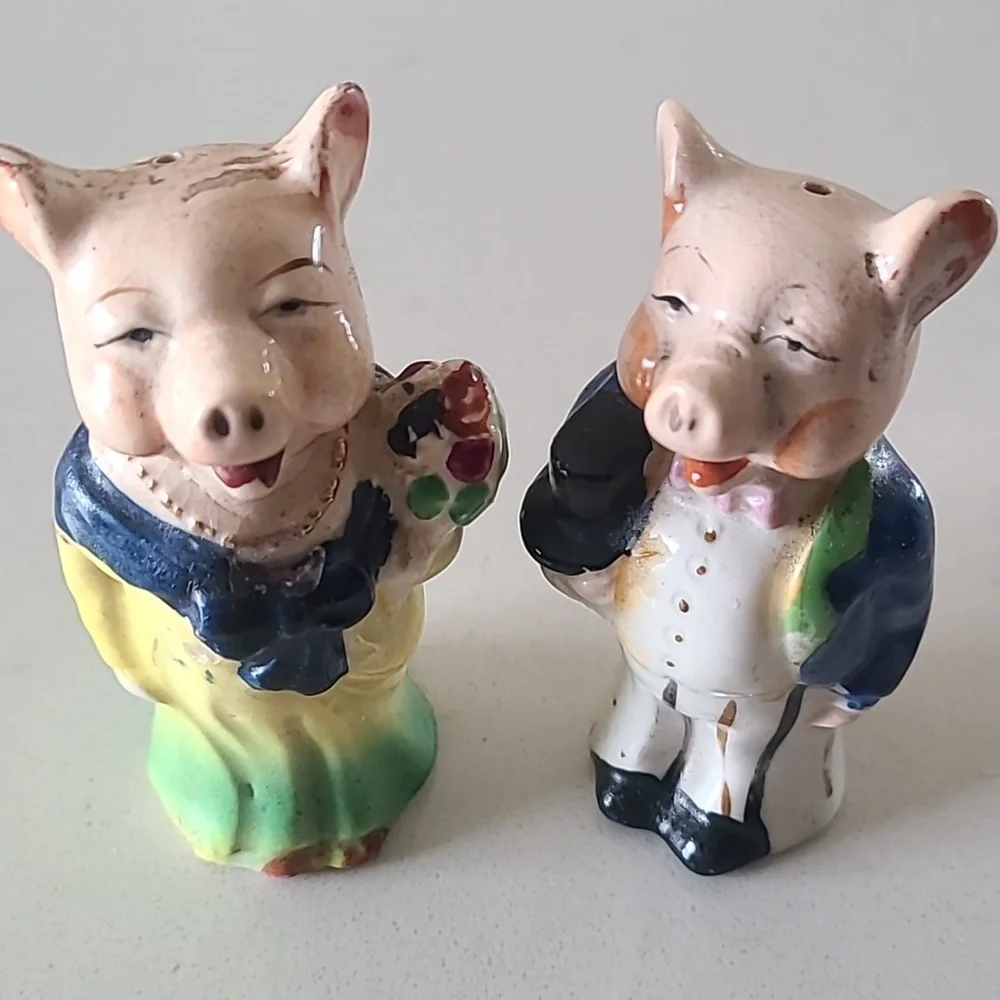 Vintage pig salt and pepper shakers